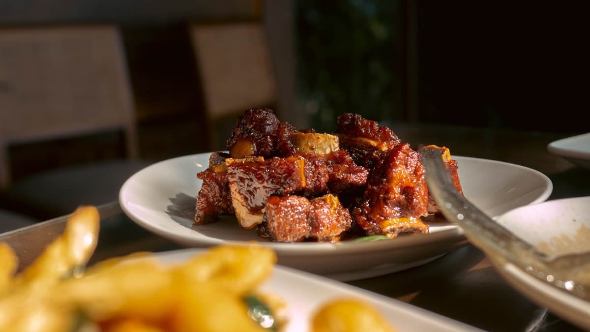無錫排骨是淮揚菜，口感外酥內嫩，味道很下飯。（圖片來源：黑皮的旅遊筆記）