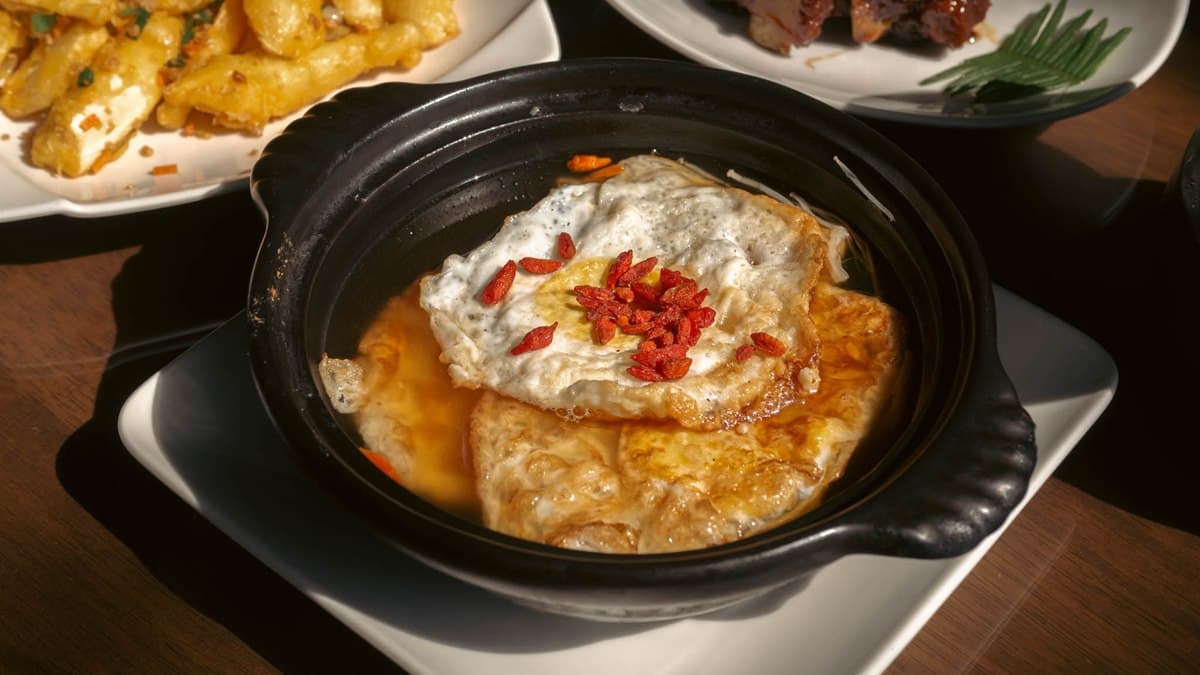 每顆荷包蛋都泡在濃郁的麻油湯裡，但依舊有微酥口感。（圖片來源：黑皮的旅遊筆記）
