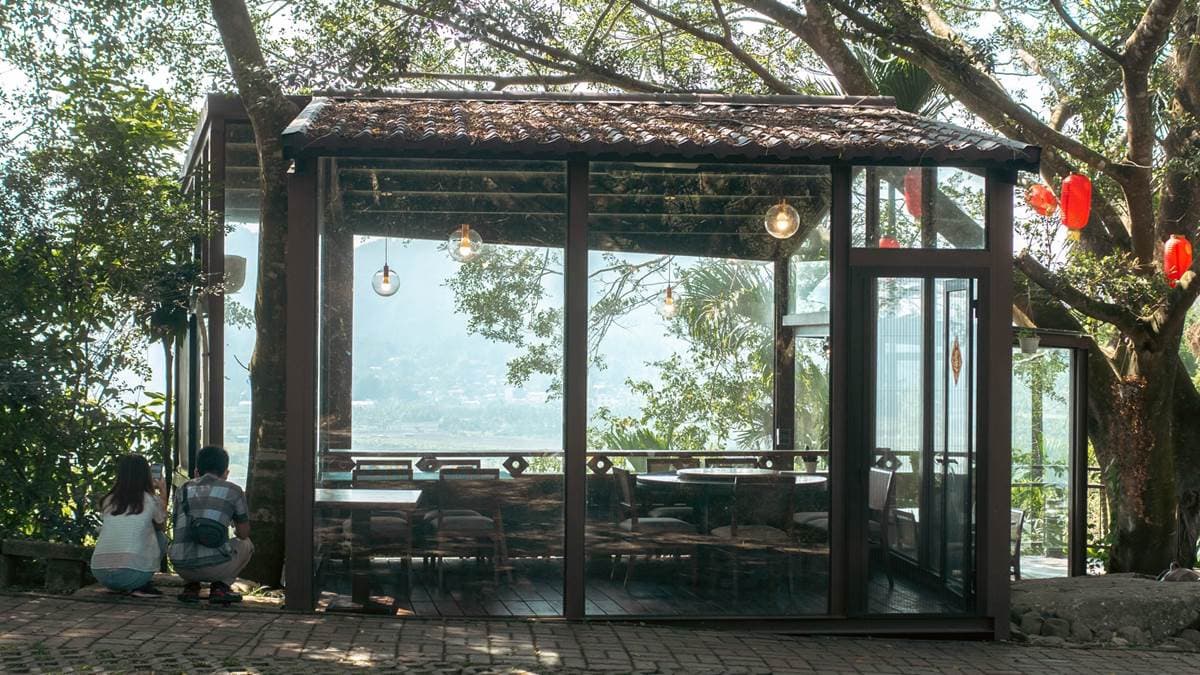 「山頂玻璃屋私房菜」外觀是樹林下的夢幻玻璃屋。（圖片來源：黑皮的旅遊筆記）