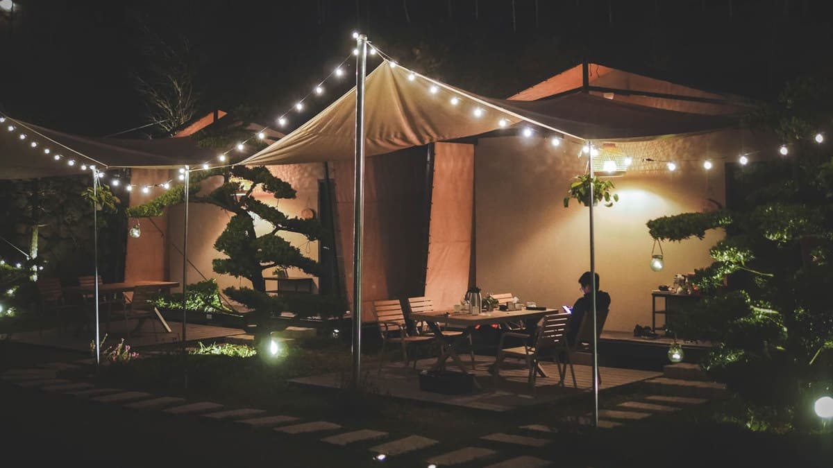 夜幕低垂時，園區裡的燈泡會一一亮起，瀰漫著浪漫氛圍。（圖片來源：黑皮的旅遊筆記）