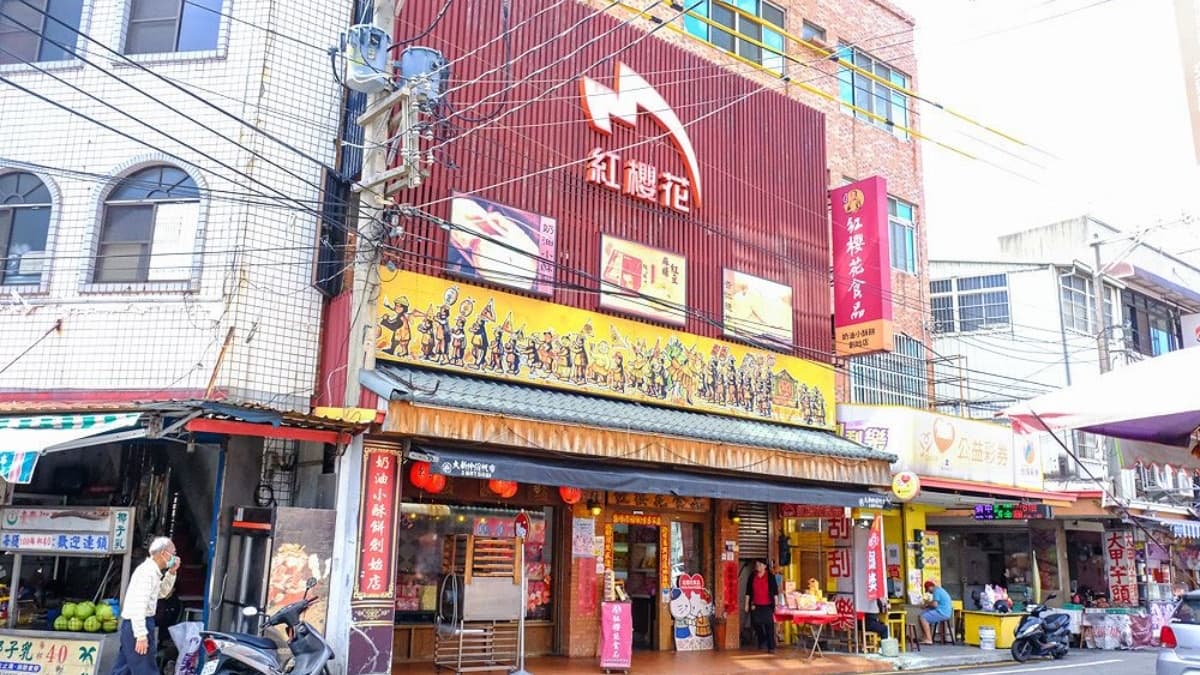 門口就有設置試吃攤位，不用走進門市也能試吃。（圖片來源：霸子。食樂拼圖）