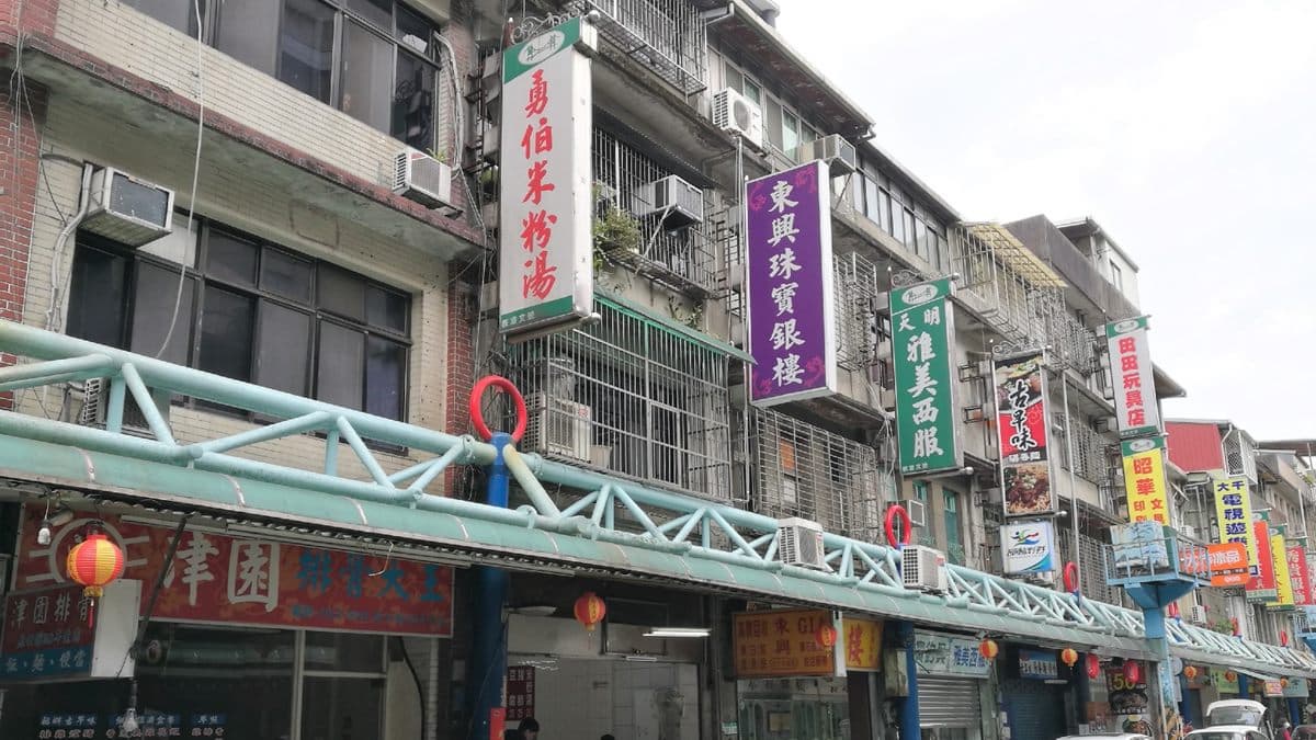 搭捷運到新店站後，往光明街商圈走，很快就會看到「勇伯米粉湯」了。（圖片來源：花洛米一起去玩耍）