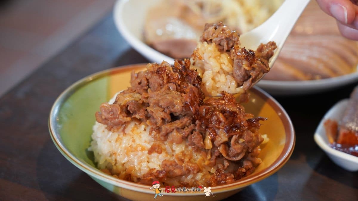 鴨肉飯上面有著堆成小山丘般的鴨肉。（圖片來源：尼克玩食大探險）