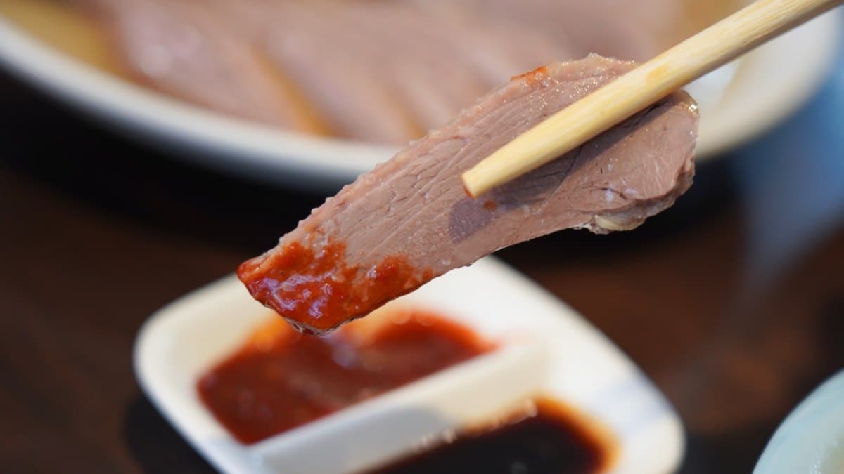 鴨肉不硬又帶點口感，沾上豆瓣醬超好吃。（圖片來源：尼克玩食大探險）