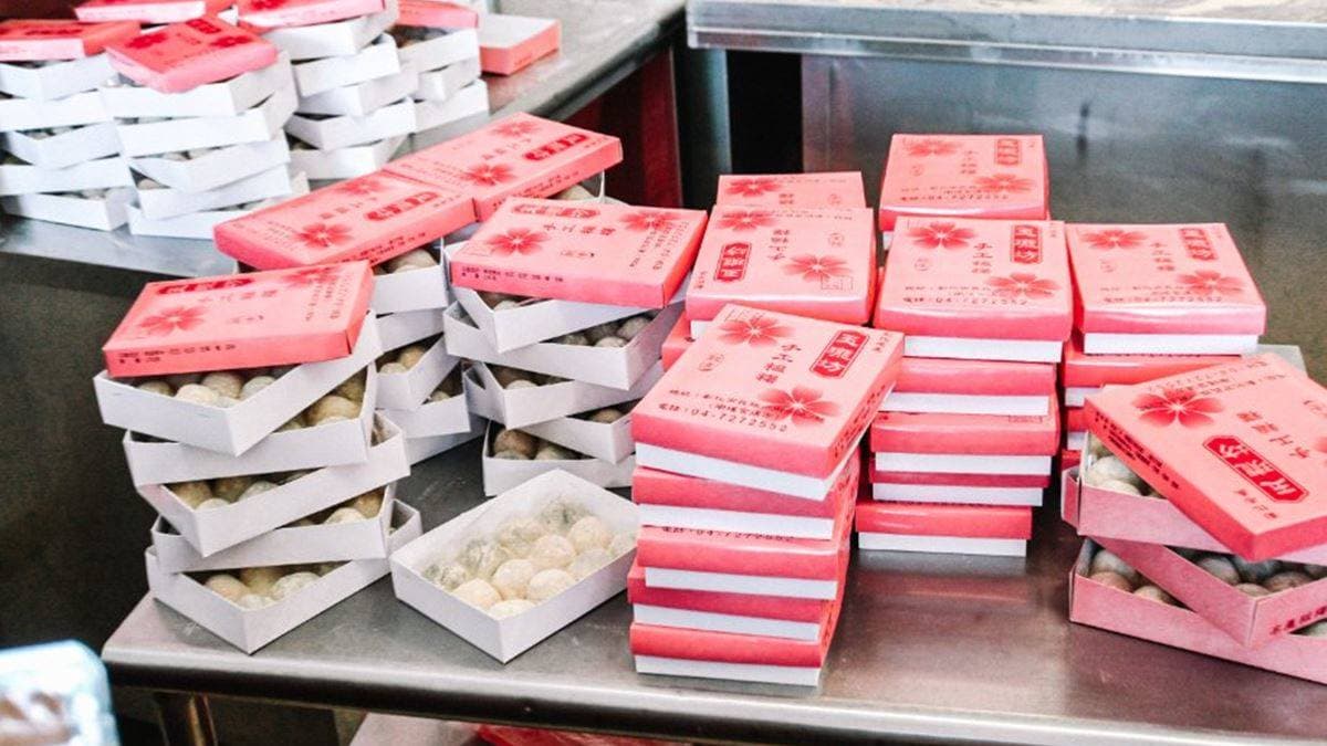 「玉瓏坊名產麻糬」是彰化南瑤宮周邊超夯的手工麻糬名店。（圖片來源：女子的休假計劃）