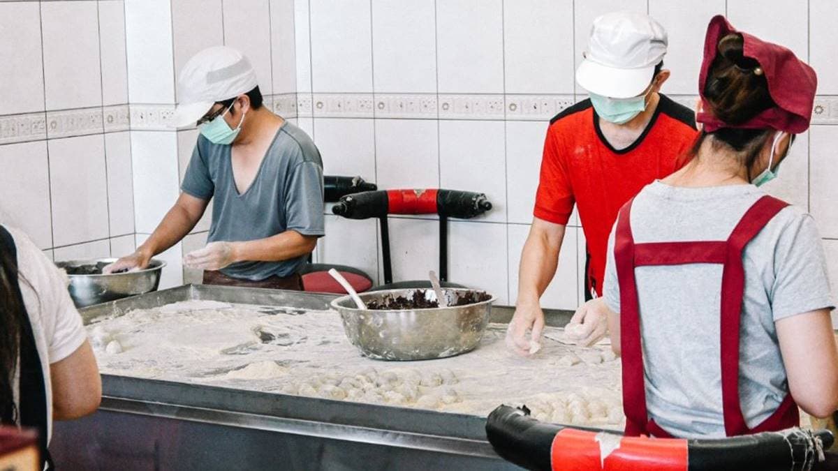 店內可以看到工作人員在現包麻糬。（圖片來源：女子的休假計劃）