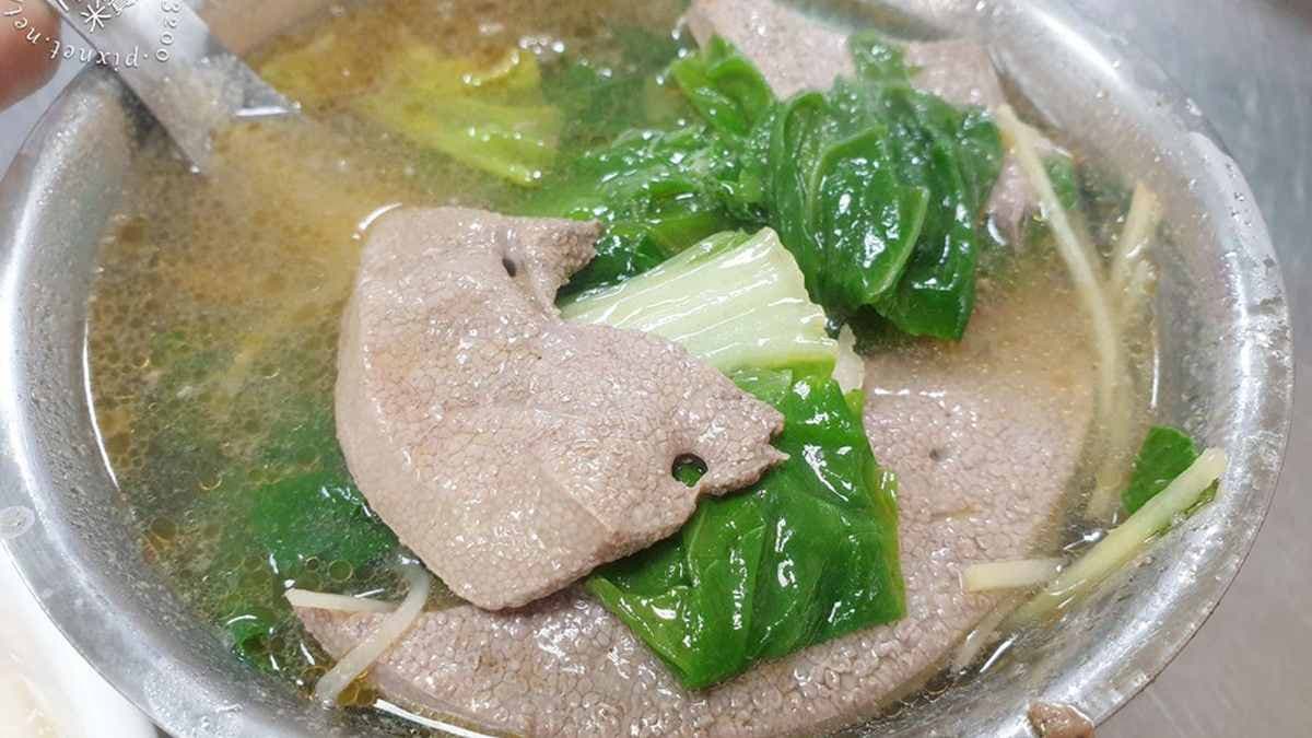 吃豬肝湯搭上辣椒醬油更好吃。（圖片來源：米寶麻幸福滿載）