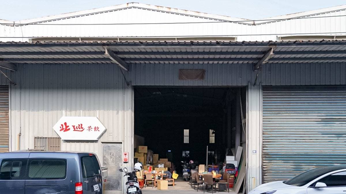 「北巡茶飲」隱身在鄉間小路的工廠中。（圖片來源：靜兒貪吃遊玩愛分享）