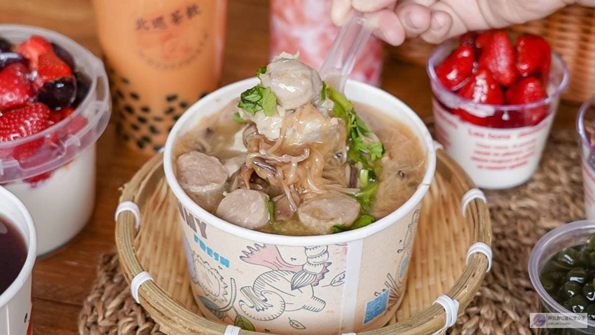「招牌四寶麵線」加入了鴨肉丸、大腸、肉羹、小卷等滿滿的料。（圖片來源：靜兒貪吃遊玩愛分享）