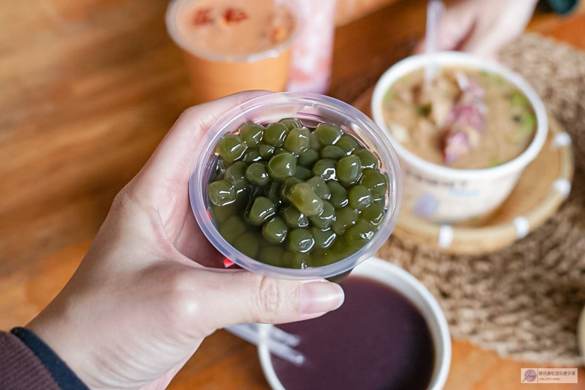 「草仔粿奶茶」免排隊就能喝!超隱密地點曝光,加碼吃限量版滿料四寶麵線 「草仔粿奶茶」免排隊就能喝!超隱密地點曝光,加碼吃限量版滿料四寶麵線