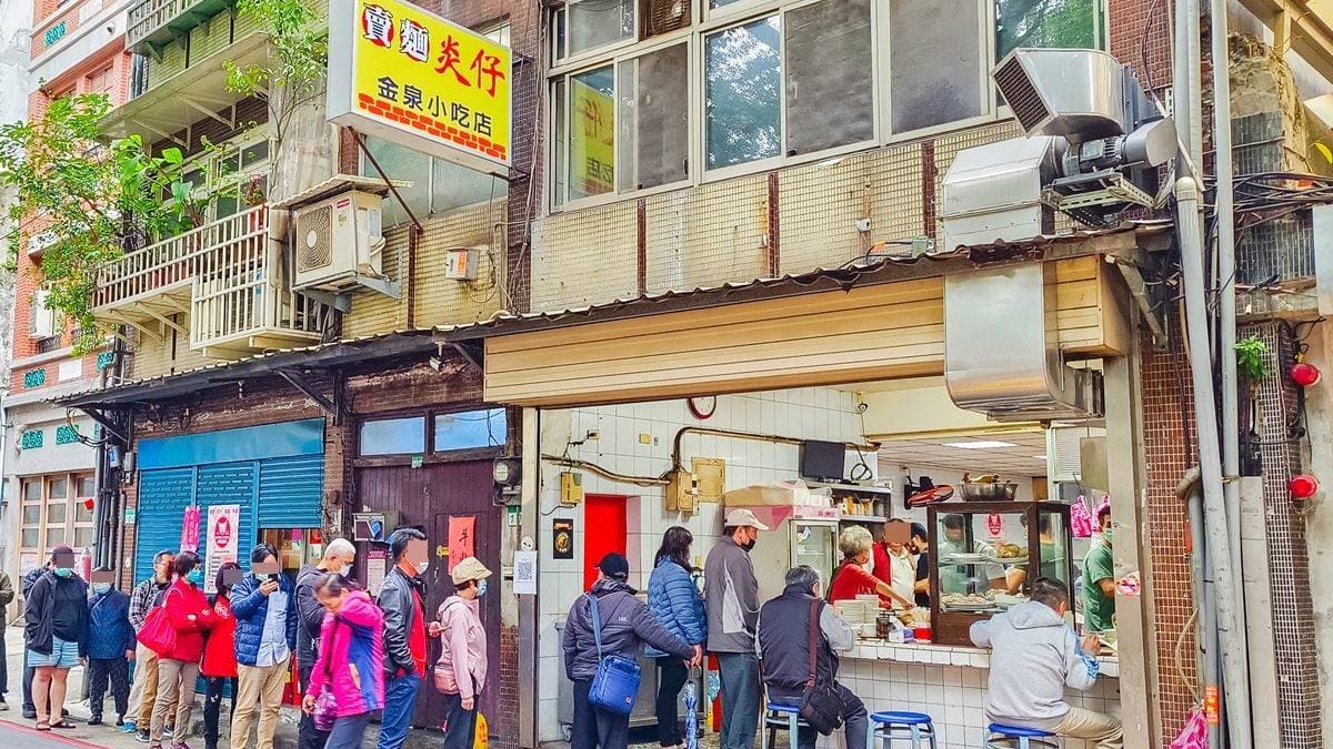 在地飄香80年的「賣麵炎仔」，門口永遠都是大排長龍的景象。（圖片來源：小佳的幻想世界）
