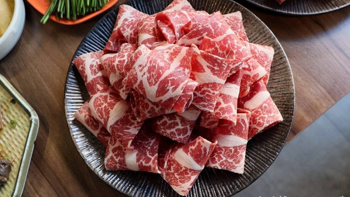 美國特級雪花牛，一上桌就看見漂亮的肉品擺盤，疊起來超有視覺感！（圖片來源：ㄚ綾綾單眼皮大眼睛	）