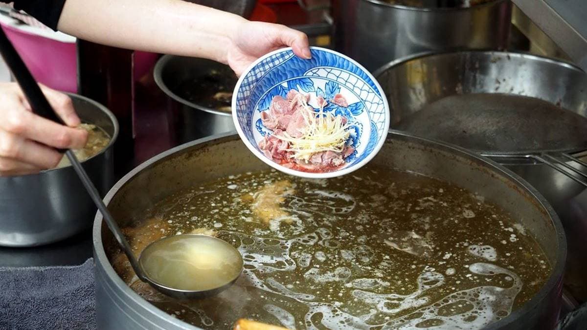 「 當歸羊肉湯」直接將高湯澆淋在羊肉片上，是類似台南牛肉湯的做法。（圖片來源：加小菲愛碎碎唸）