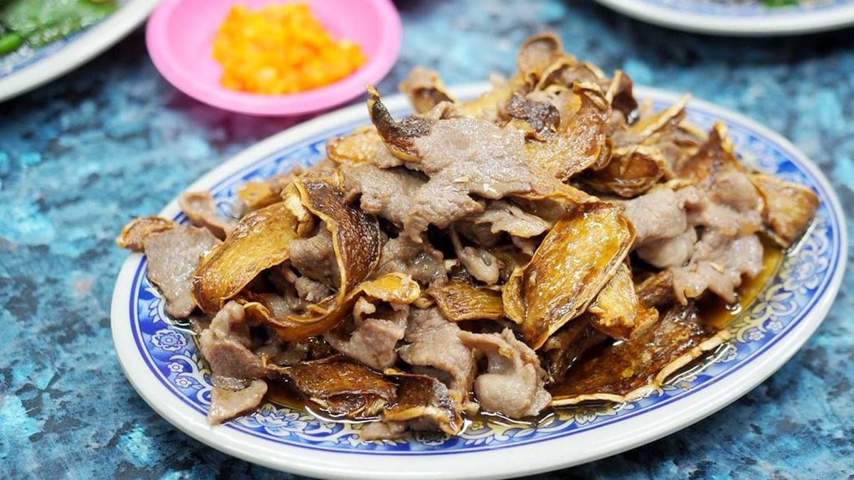 「炒麻油羊肉」由軟嫩多汁的羊肉配上爆香老薑，麻油香氣會在嘴裡蔓延。（圖片來源：加小菲愛碎碎唸）