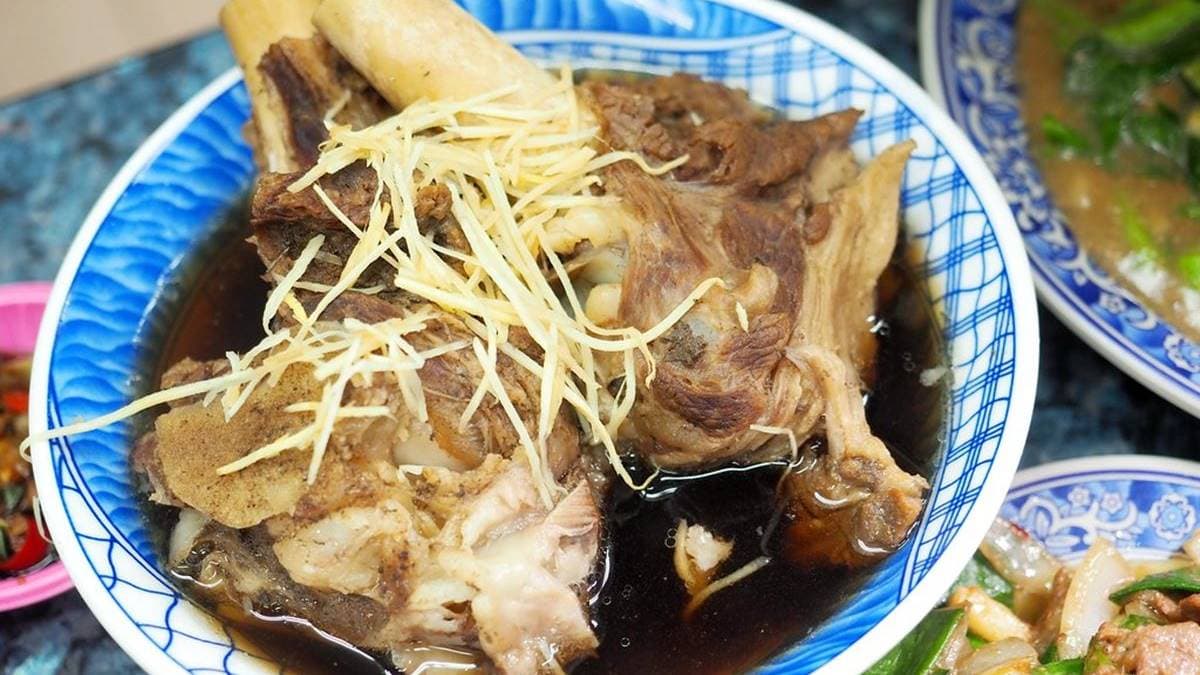 「當歸羊大骨湯」香醇甜鮮，還能拿吸管來吸骨髓！（圖片來源：加小菲愛碎碎唸）