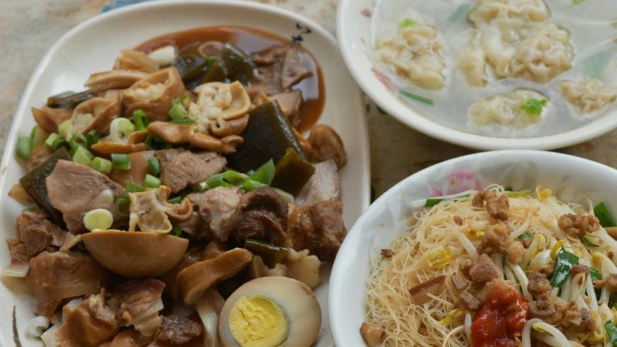 比起佛心價的麵食，10 元起的黑白切更是必吃，點滿滿整桌都不心痛！（圖片來源：俺是老終吃很胖）