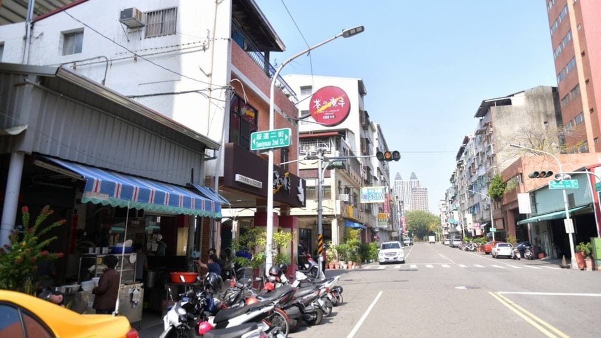 「哈爾濱街陽春麵飯 」藏身鐵皮屋下，是在地人超愛的佛系小吃。（圖片來源：俺是老終吃很胖）