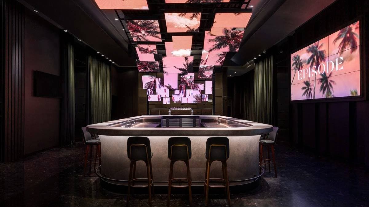 位於於１樓的「Westwood餐酒館」，有打卡必拍的環繞式中島酒吧。（圖片來源：KLOOK）