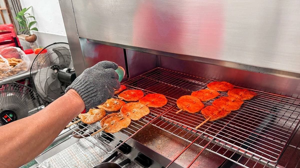 烤至酥脆的黑輪，邊翻面邊刷上獨門醬料，靈魂關鍵就是最後撒上的花生粉。（圖片來源：凱的食尚日記）