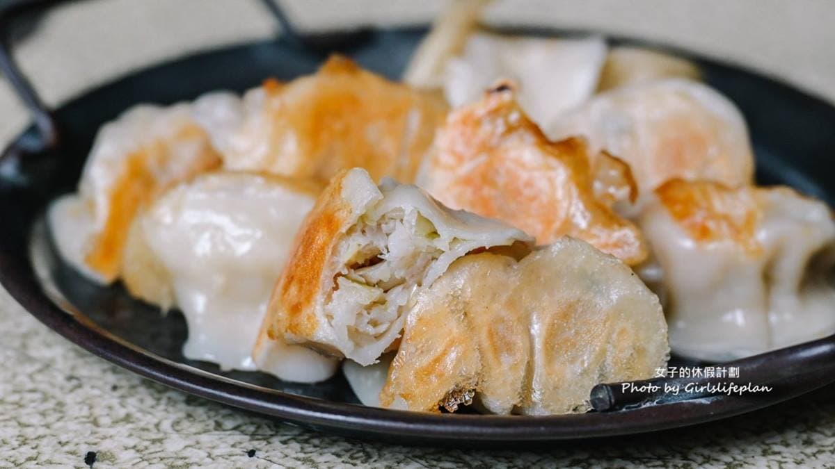 內餡是高麗菜豬肉，咬起來相當清甜。（圖片來源：女子的休假計劃）