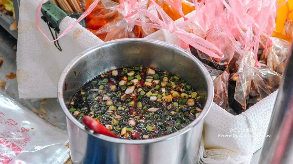 醬料有分辣不辣或蔥醬油可選擇。（圖片來源：女子的休假計劃）