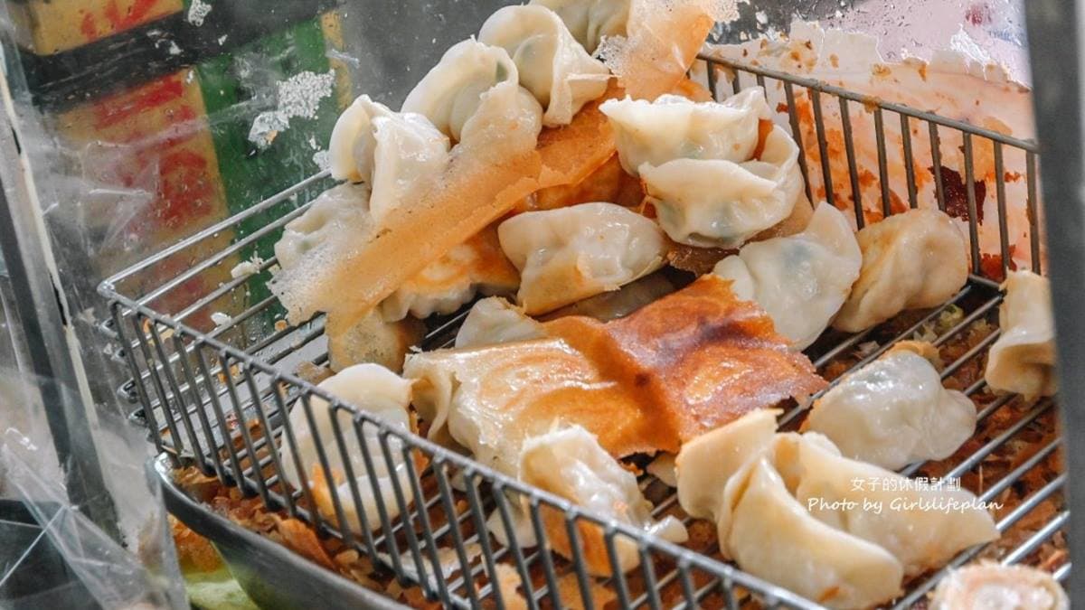 煎餃煎至底部焦脆就盛鍋，底下的冰花看了非常有食慾。（圖片來源：女子的休假計劃）