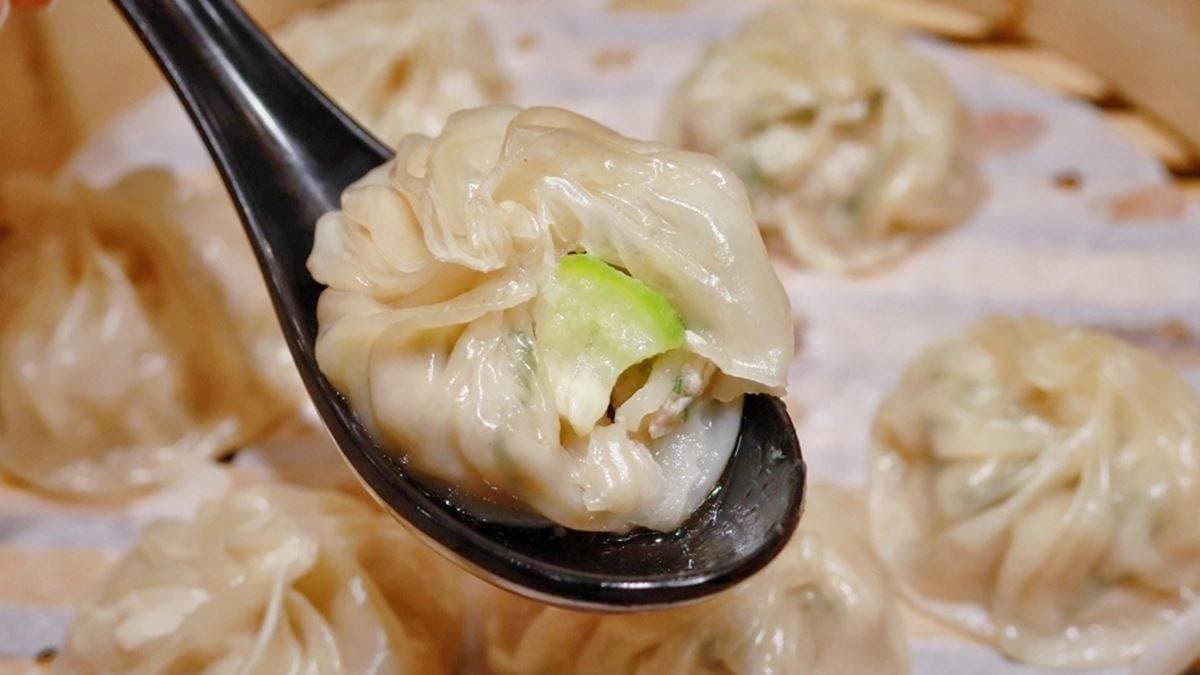 「鮮瓜灌湯包」晶瑩外皮輕輕一撕就破，飽滿的湯汁瞬間流出。（圖片來源：Ann•榜哥•生活事務所）