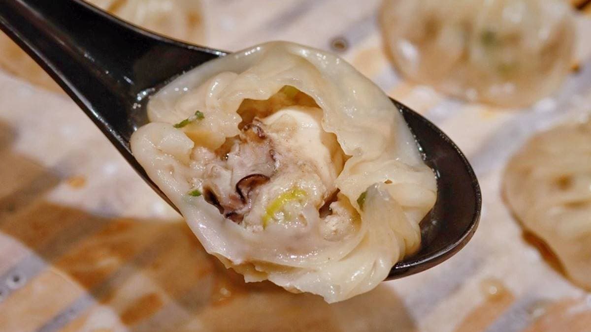 獨特的「鮮蚵灌湯包」，愛吃鮮蚵的朋友千萬不要錯過。（圖片來源：Ann•榜哥•生活事務所）