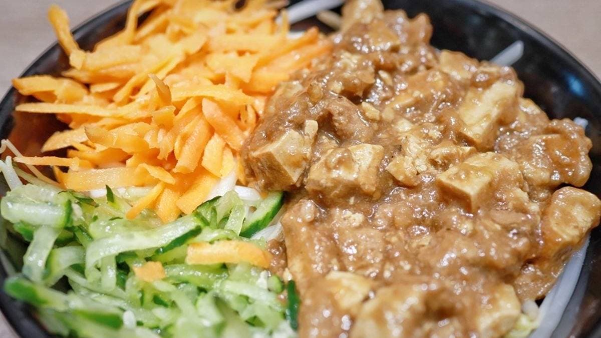 「炸醬麵」配料有瘦肉、豆干、小黃瓜、紅蘿蔔、豆芽等，相當豐富。（圖片來源：Ann•榜哥•生活事務所）