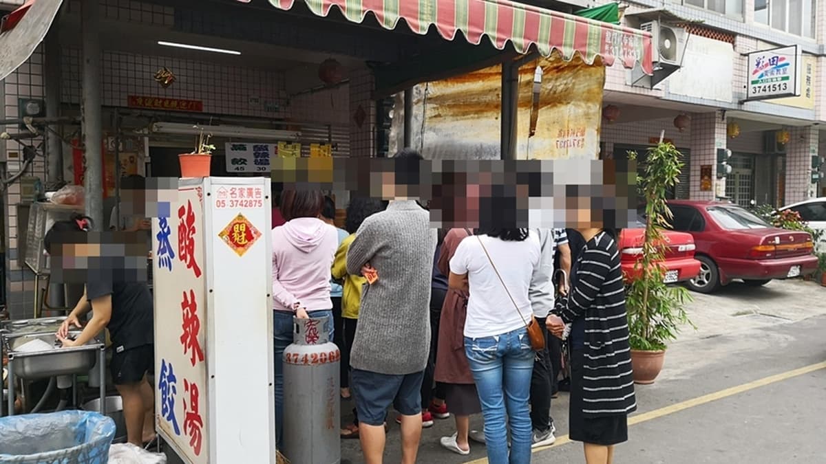 「陳氏姊妹蒸餃」是相當著名的新港美食，不論是平、假日都是大排長龍。（圖片來源：小企鵝生活趣）