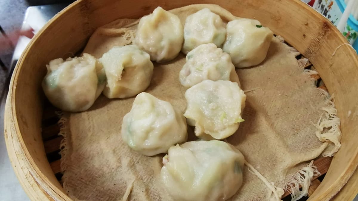 蒸餃皮薄餡多，一口咬下還有湯汁流出。（圖片來源：小企鵝生活趣）