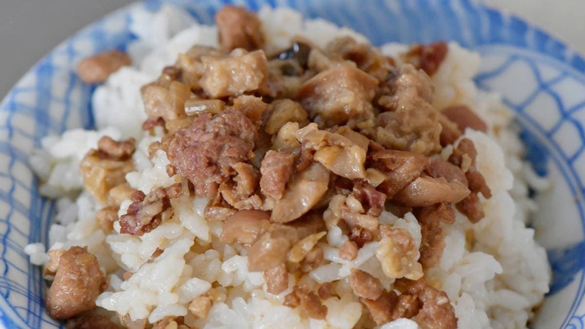 肉燥飯口味走清爽路線，拿來配滷菜剛剛好。（圖片來源：俺是老終吃很胖）