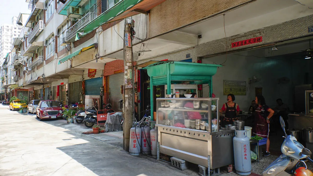 高雄三民這間「60年無名麵店」藏身在巷子內。（圖片來源：貪吃鬼熊熊）