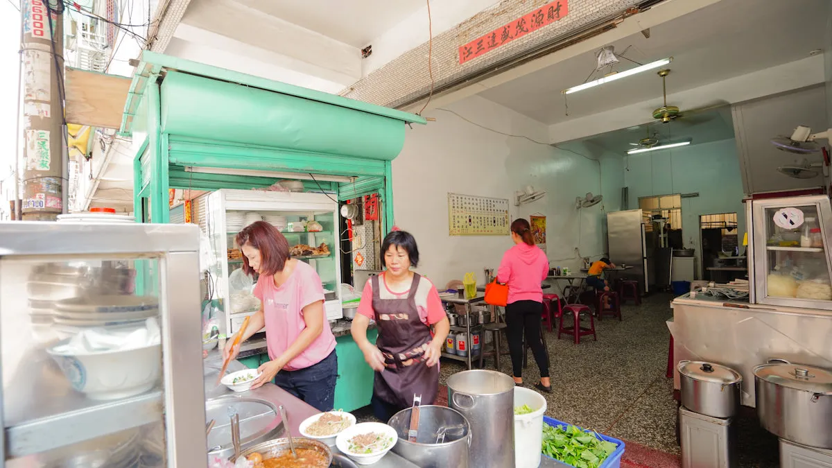 內用區的磨石子地板搭配老店，更顯得有味道。（圖片來源：貪吃鬼熊熊）