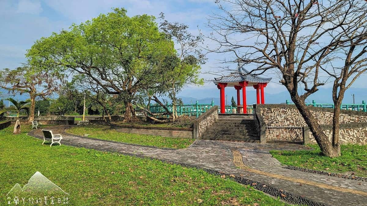 涼亭跟欄杆都有重新粉刷過，是公園中的萬綠叢中一點紅。（圖片來源：宜蘭ㄚ欣的美食日誌）
