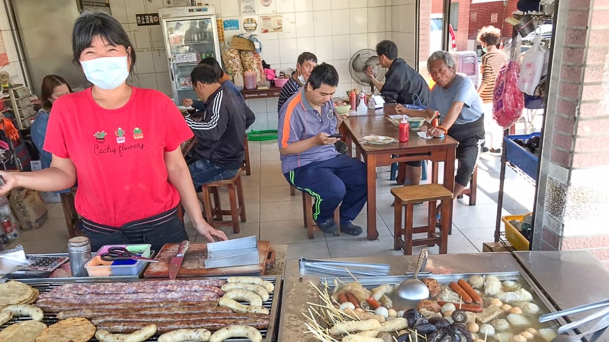 店裡來購買的客人們都是一個接一個，絡繹不絕。（圖片來源：跟著尼力吃喝玩樂）