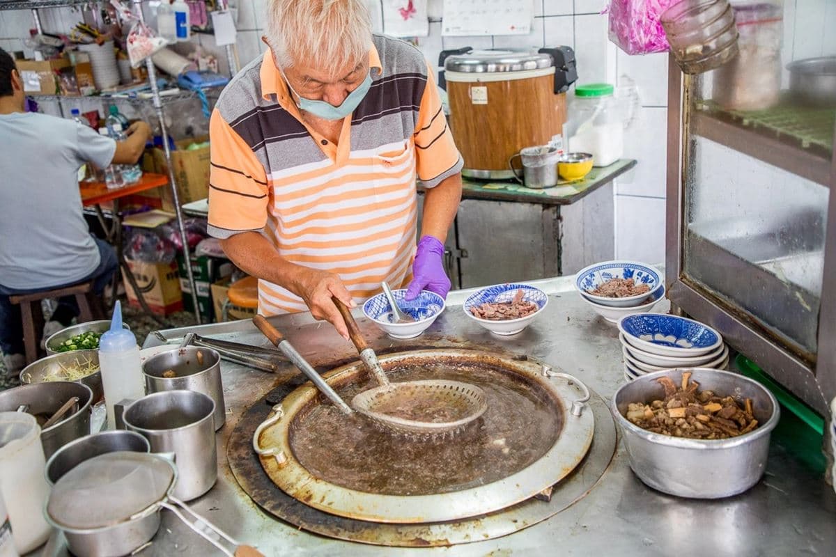 免費加湯喝到飽!老字號「60元牛肉湯」肉量滿滿,腰子湯只賣40元太佛心 免費加湯喝到飽!老字號「60元牛肉湯」肉量滿滿,腰子湯只賣40元太佛心
