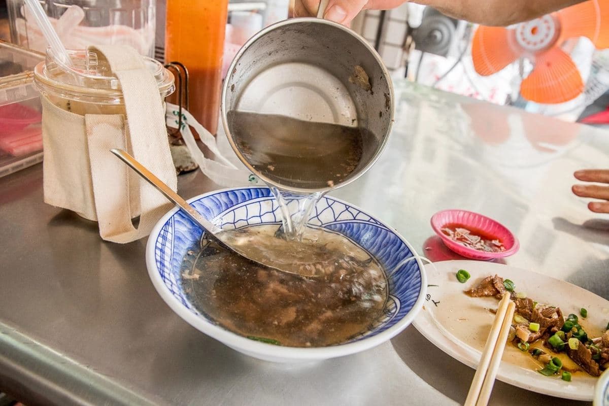 免費加湯喝到飽!老字號「60元牛肉湯」肉量滿滿,腰子湯只賣40元太佛心 免費加湯喝到飽!老字號「60元牛肉湯」肉量滿滿,腰子湯只賣40元太佛心