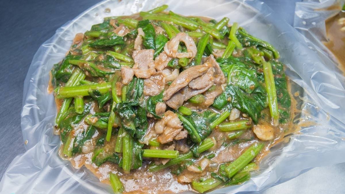 招牌「青菜炒羊肉」加了特調沙茶醬大火快炒，單吃或配飯都很過癮。（圖片來源：小佳的幻想世界）