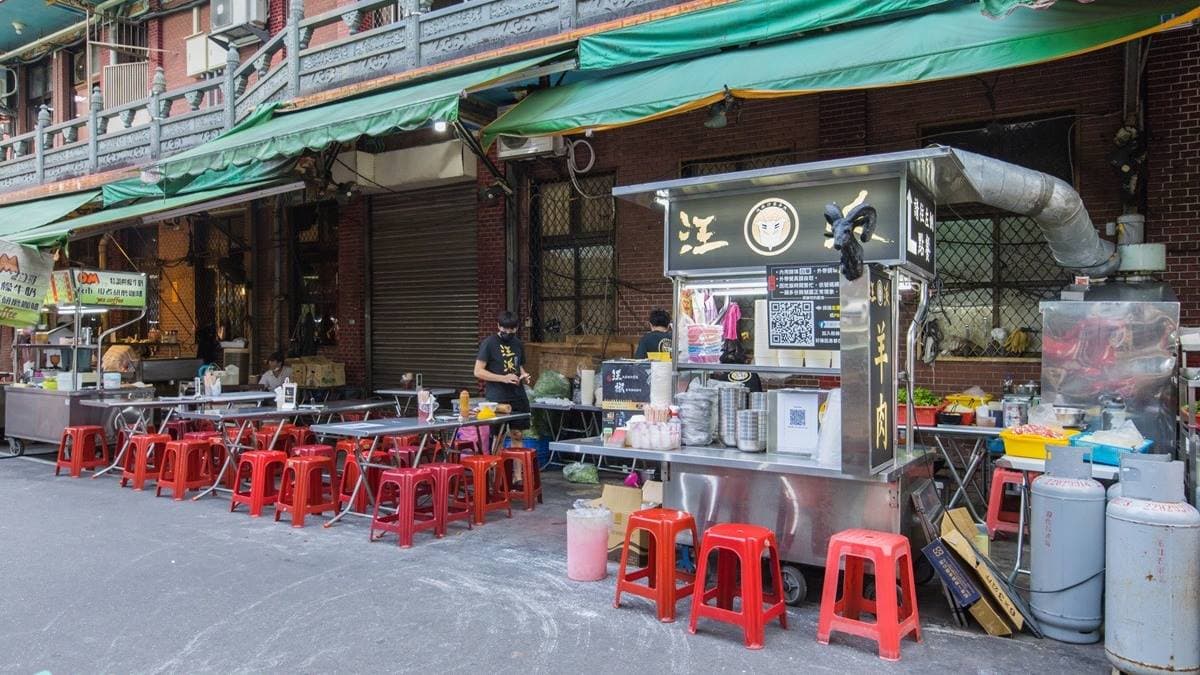 「汪派羊肉（蘆洲總店）」是蘆洲廟口夜市的人氣美食，用餐時間總是人潮滿滿。（圖片來源：小佳的幻想世界）