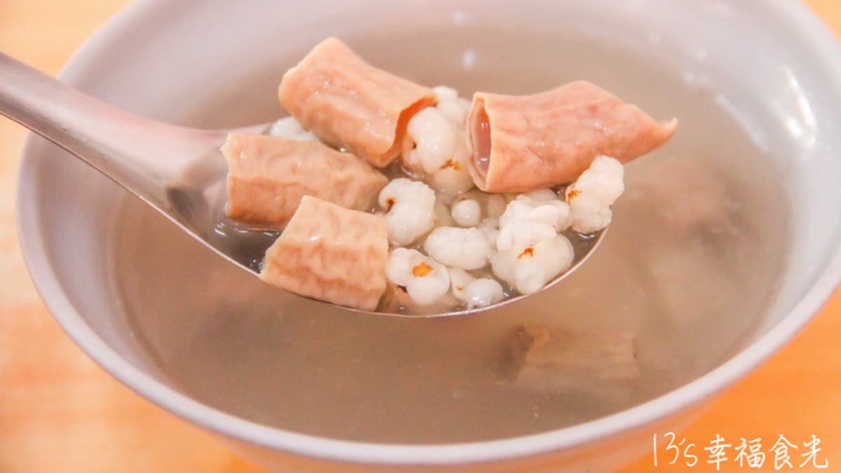 肉圓再搭碗湯就是平價美味的銅板美食。（圖片來源：13's幸福食光）