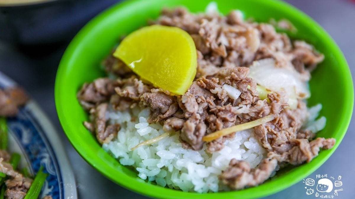 「羊肉飯」上頭擺了醃蘿蔔、少許羊肉還有一點薑絲。（圖片來源：陳小可的吃喝玩樂）