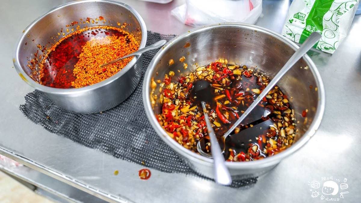 辣椒和辣椒蒜頭都是招牌必加！座位上也有九層塔可以自取。（圖片來源：陳小可的吃喝玩樂）