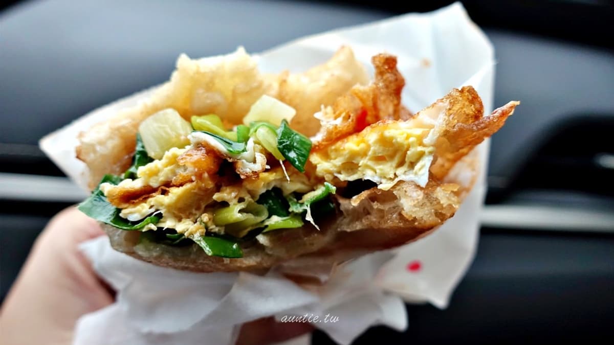 蔥油餅甜甜鹹鹹的滋味，再配上蛋香，真的很好吃！（圖片來源：水晶安蹄不務正業過生活）