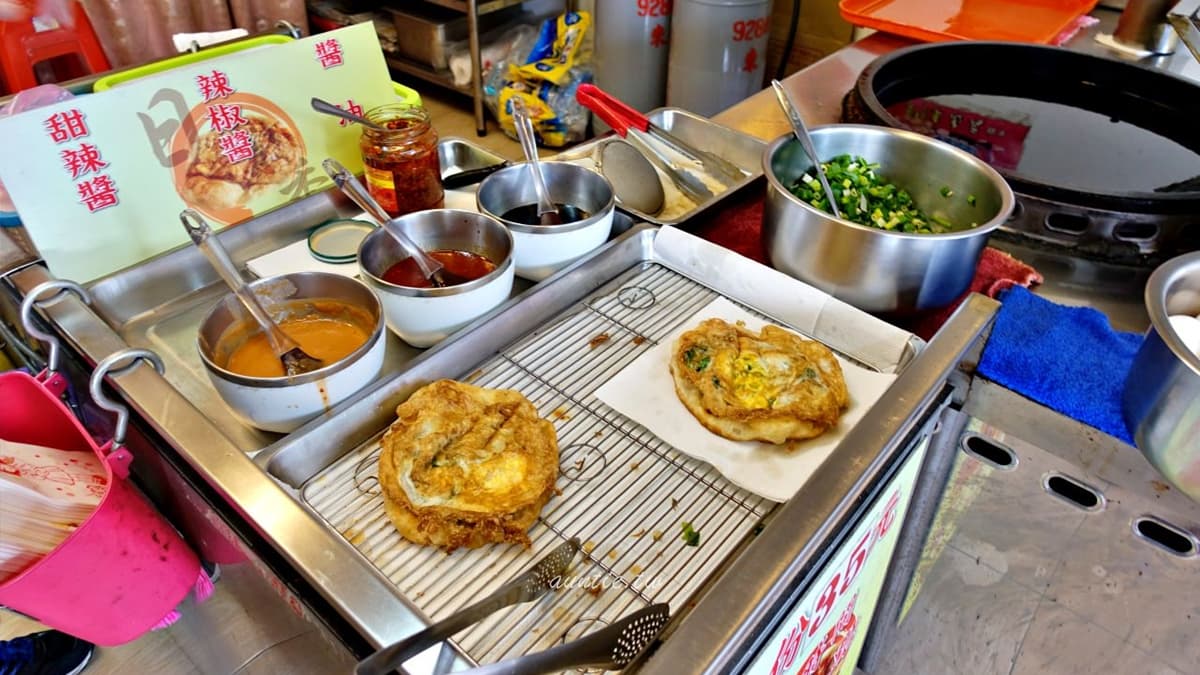 醬料有甜辣醬、辣椒醬和醬油３種，加了辣椒真的很夠味！（圖片來源：水晶安蹄不務正業過生活）