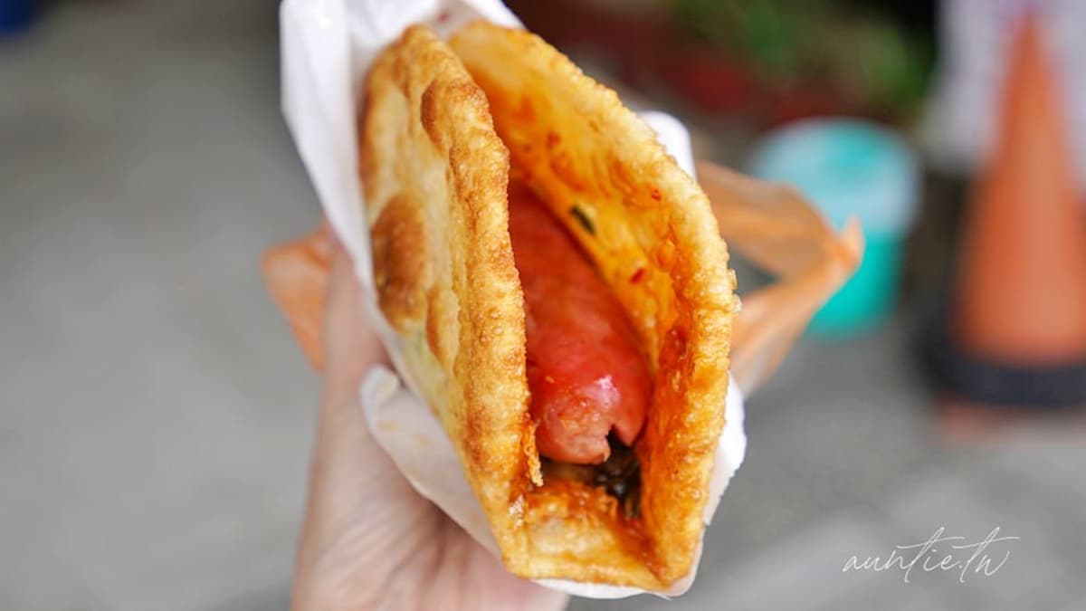 店家的蔥油餅是手工自製，吃起來帶著Q勁。（圖片來源：水晶安蹄不務正業過生活）