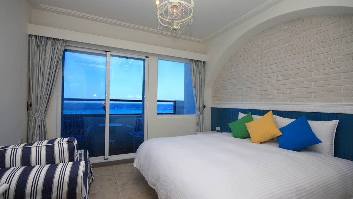 可以在房內的陽台一覽壯麗海景及日落。（圖片來源：Booking.com）