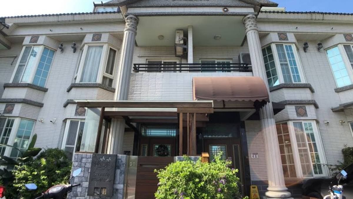 「普立堤民宿」外觀為中西合璧的宮廷式建築。（圖片來源：Booking.com）