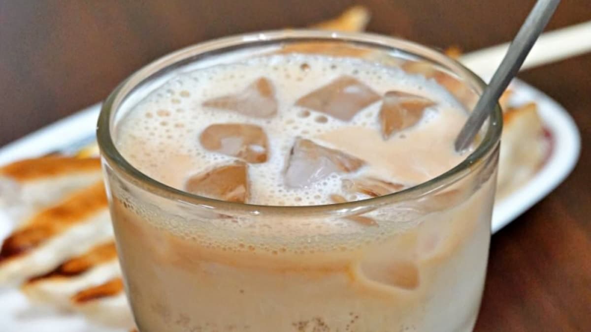 店內的另一項招牌就是號稱「永春最濃奶茶」，配鍋貼也很搭。（圖片來源：水晶安蹄不務正業過生活）