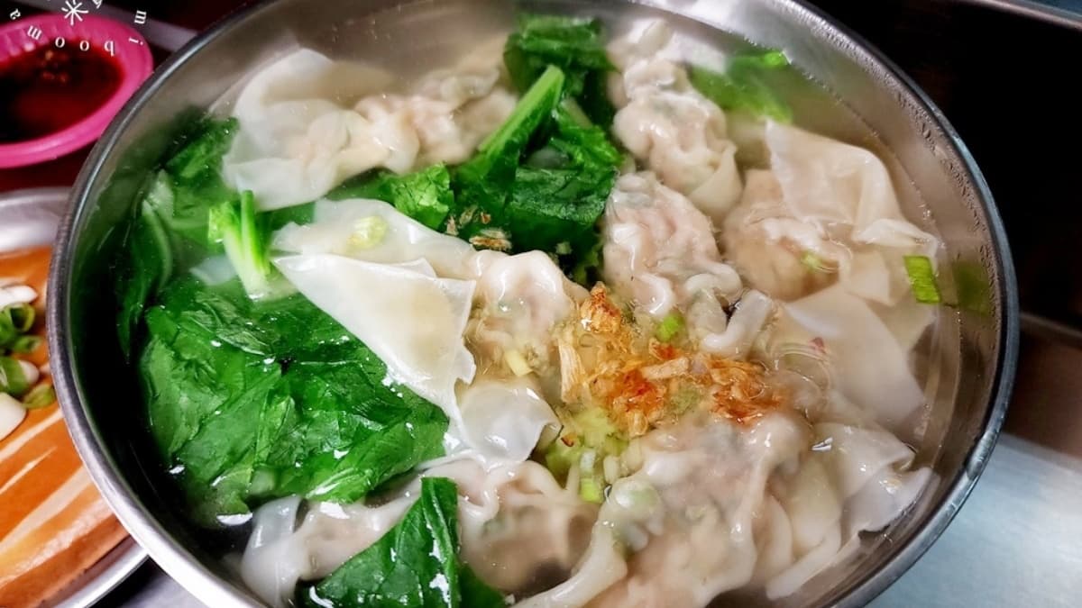 「菜肉扁食湯 」超大碗，料多又實在。（圖片來源：米寶麻幸福滿載）